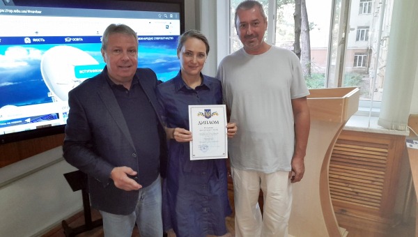 На засіданні вченої ради Одеської політехніки диплом вручає ректор Геннадій Оборський