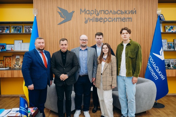 Засновник і керівник Cormack Consultancy Group Чарльз Кормак, разом із командою проєкту Twinning Ukraine у МДУ в травні 2025 року (фото зі сторінки МДУ)