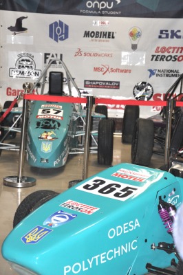 Біля стенду студентської команди Formula Student
